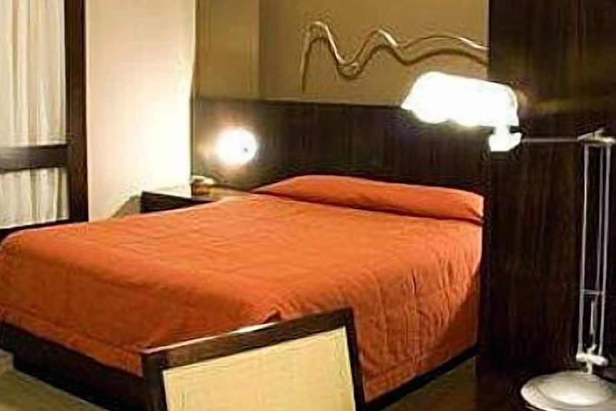 Frigobar, cofres nos quartos, escrivaninha, cortinas blackout
