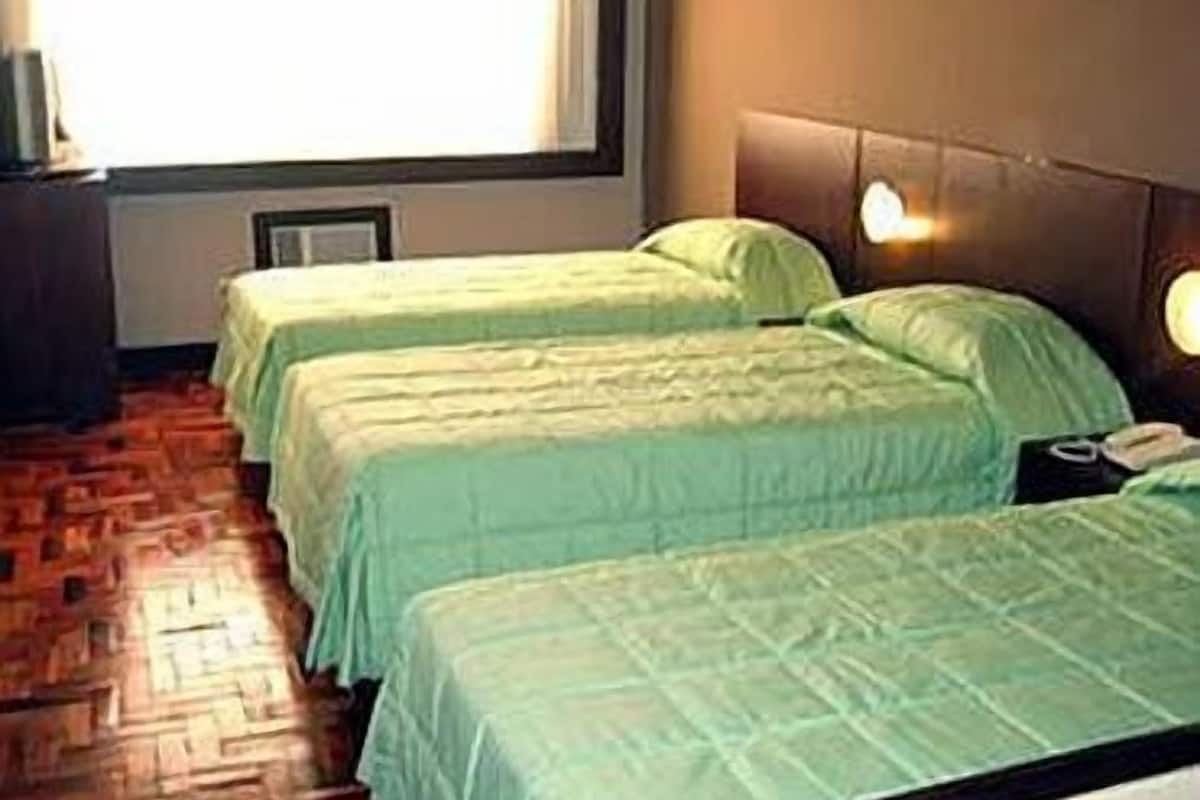 Frigobar, cofres nos quartos, escrivaninha, cortinas blackout
