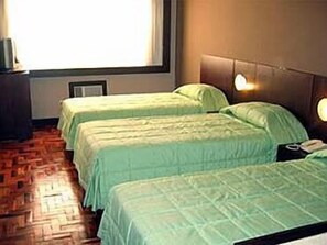 Minibar, una cassaforte in camera, una scrivania, tende oscuranti