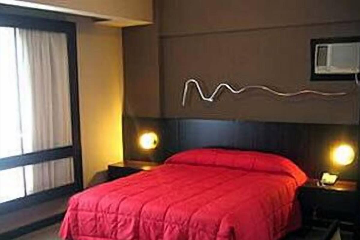 Quarto solteiro | Frigobar, cofres nos quartos, escrivaninha, cortinas blackout