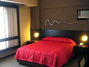 Single Room | Minibar, in-room safe, desk, blackout curtains - Hotel Villagio Requinte (Curitiba)