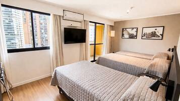 Quarto triplo luxo | Frigobar, cofres nos quartos, escrivaninha