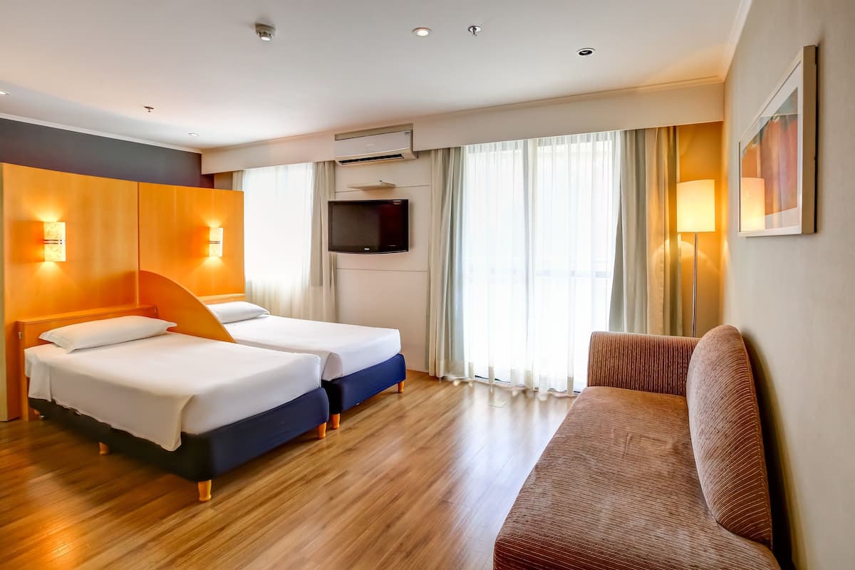 Minibar, Zimmersafe, Schreibtisch, Bügeleisen/Bügelbrett