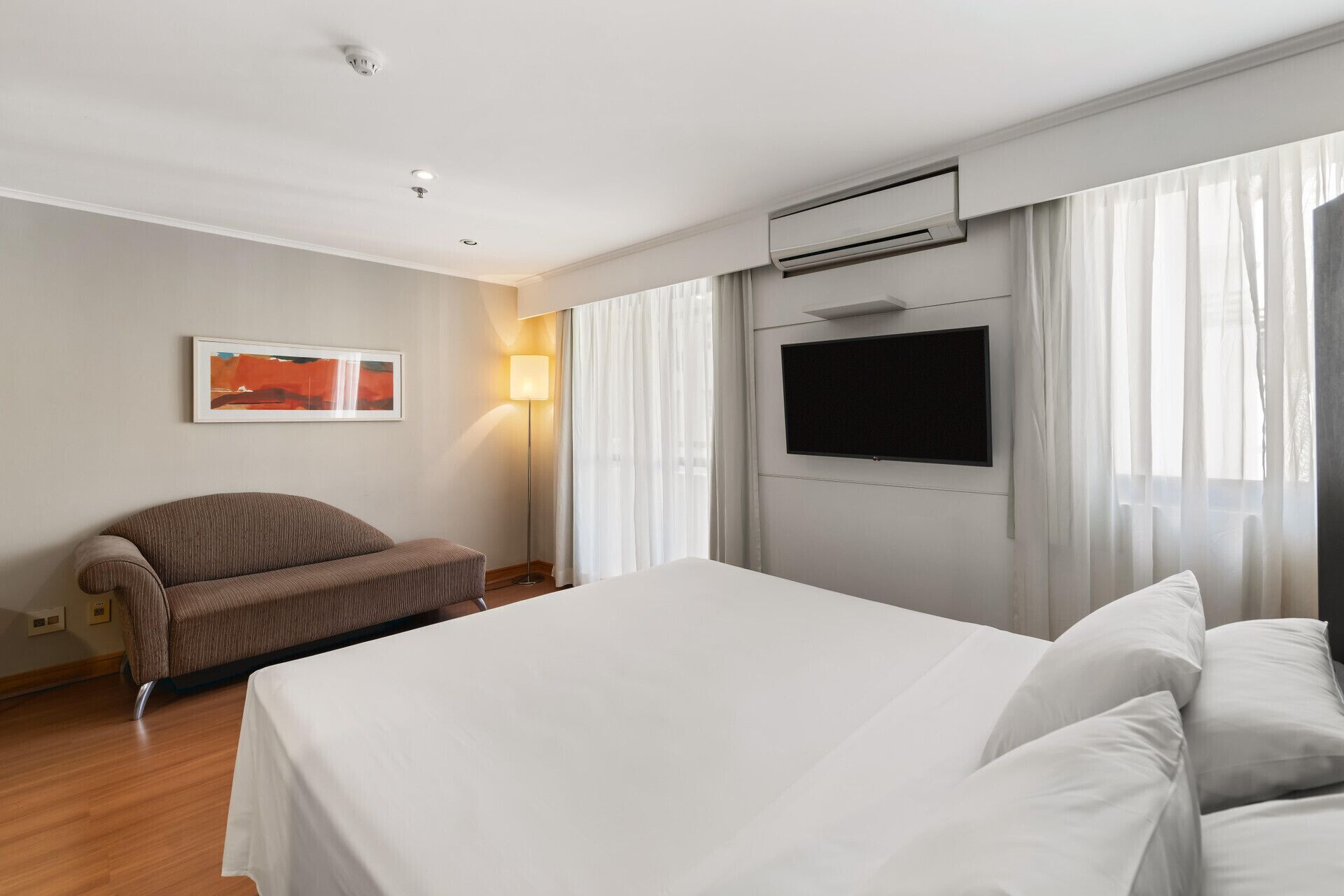 Minibar, in-room safe, desk, iron/ironing board