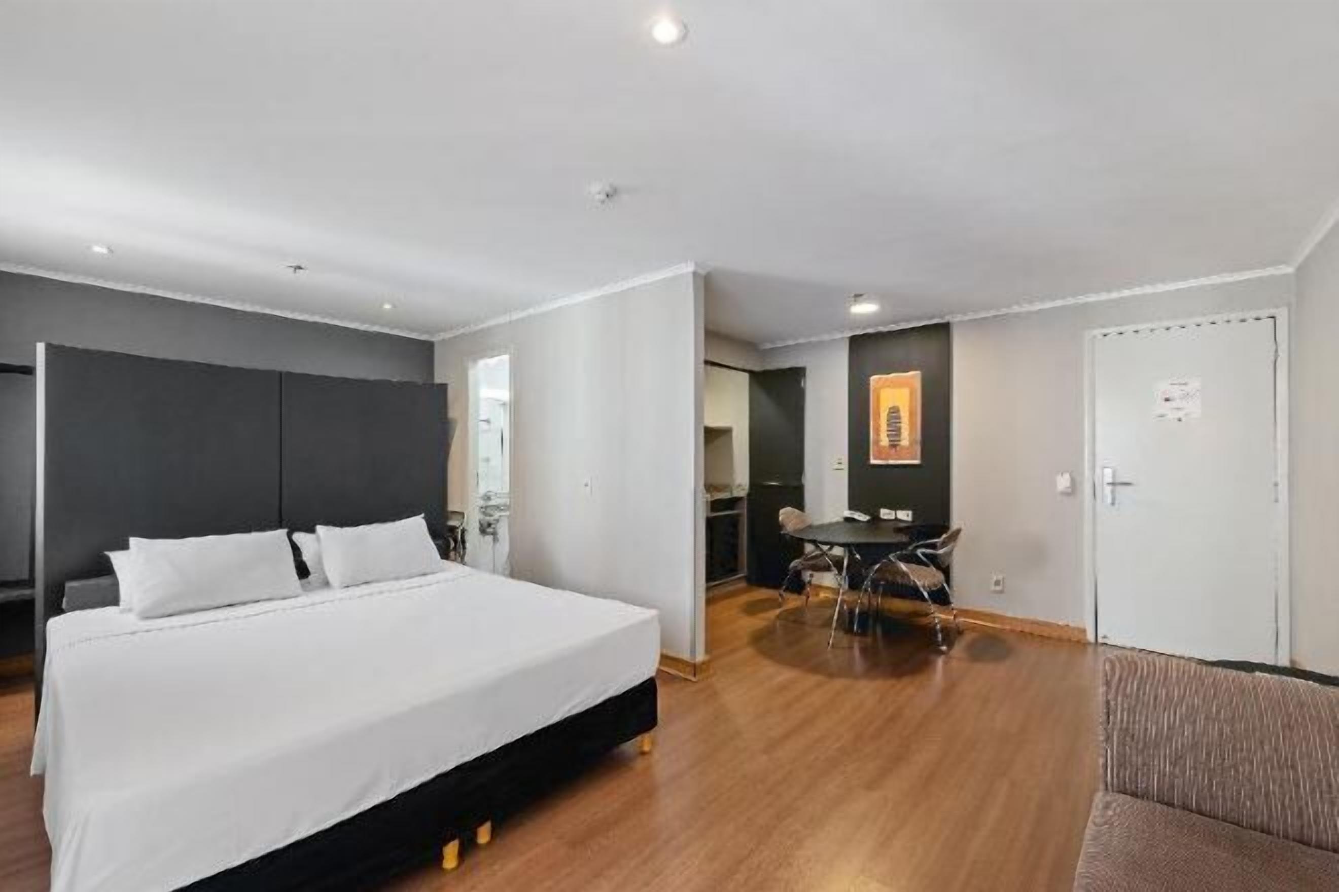 Minibar, in-room safe, desk, iron/ironing board