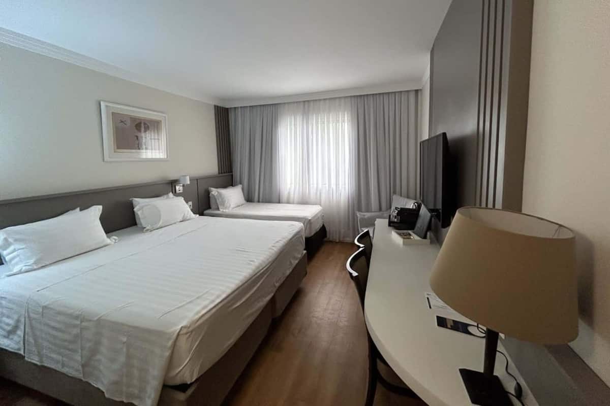 Een minibar, een kluis op de kamer, een bureau, een laptopwerkplek