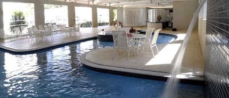 Piscine couverte, piscine extérieure, parasols de plage, chaises longues