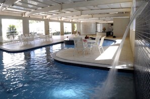 Indoor pool, outdoor pool, pool umbrellas, pool loungers - Hotel Premium Campinas (Campinas)
