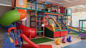 A children's play area with a slide, climbing net, and soft play structures. - Hotel Premium Campinas (Campinas)