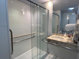 Quarto exclusivo, acessível | Banheiro | Chuveiro, produtos de toalete grátis, secador de cabelo 