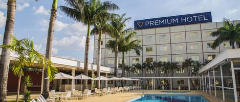 Een binnenzwembad, een buitenzwembad, parasols voor strand/zwembad