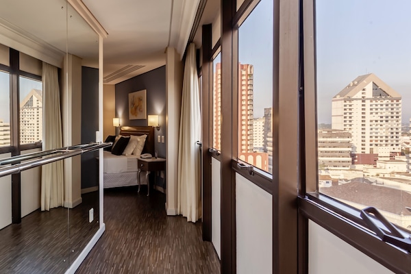 Premium Suite, 1 Queen Bed | City view