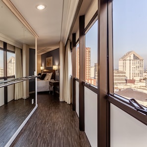 Premium Suite, 1 Queen Bed | City view