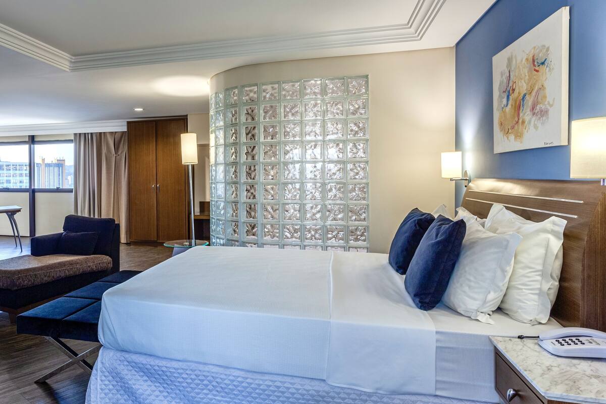 premium suite, 1 queen bed | 1 bedroom, minibar, in-room safe, desk