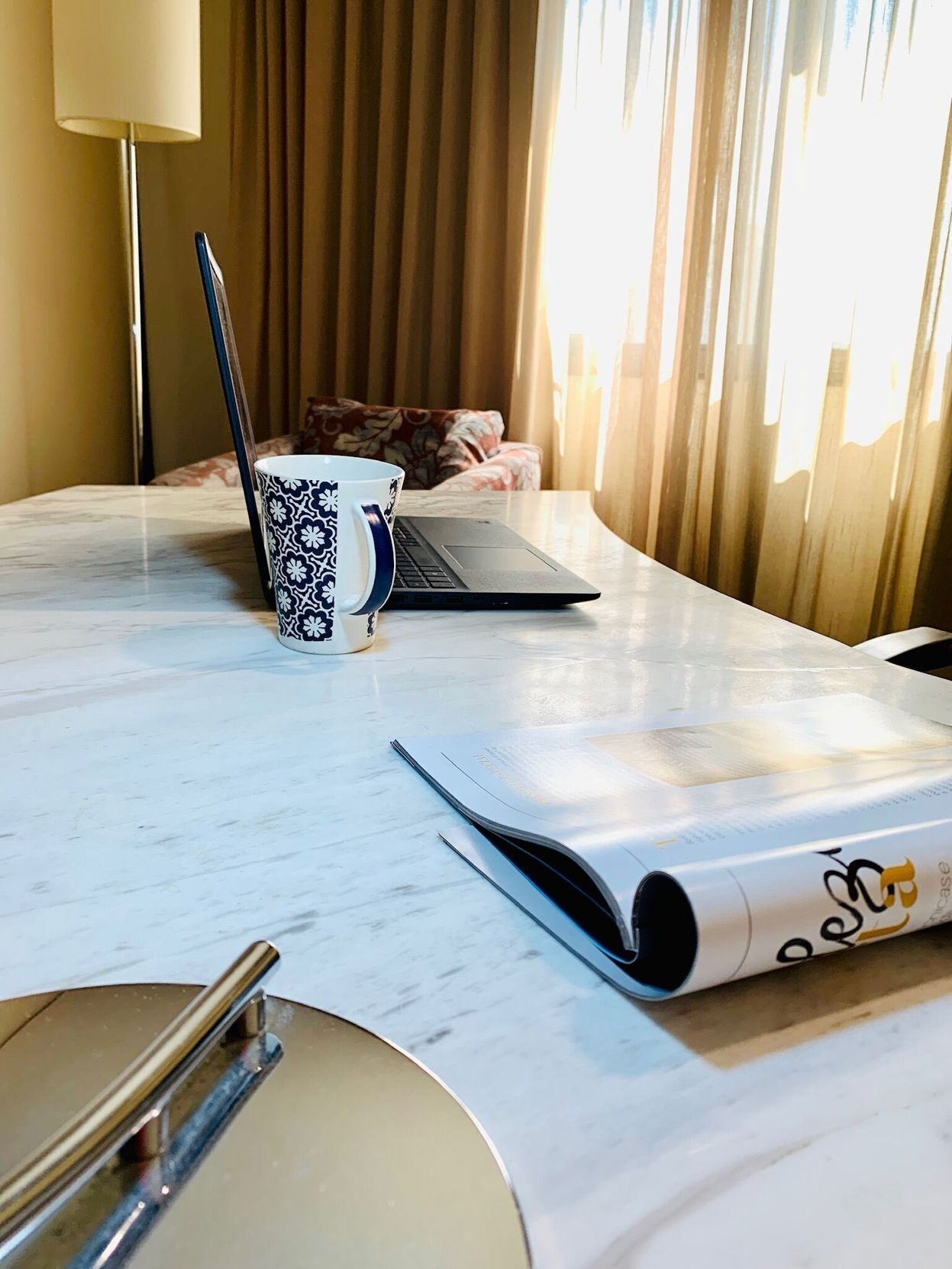 Frigobar, cofres nos quartos, escrivaninha