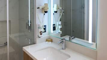 Ducha, artículos de tocador gratuitos, secador de pelo, toallas