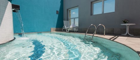Indoor pool, sun loungers