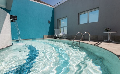 Piscina interna, espreguiçadeiras. Transamerica Executive Perdizes