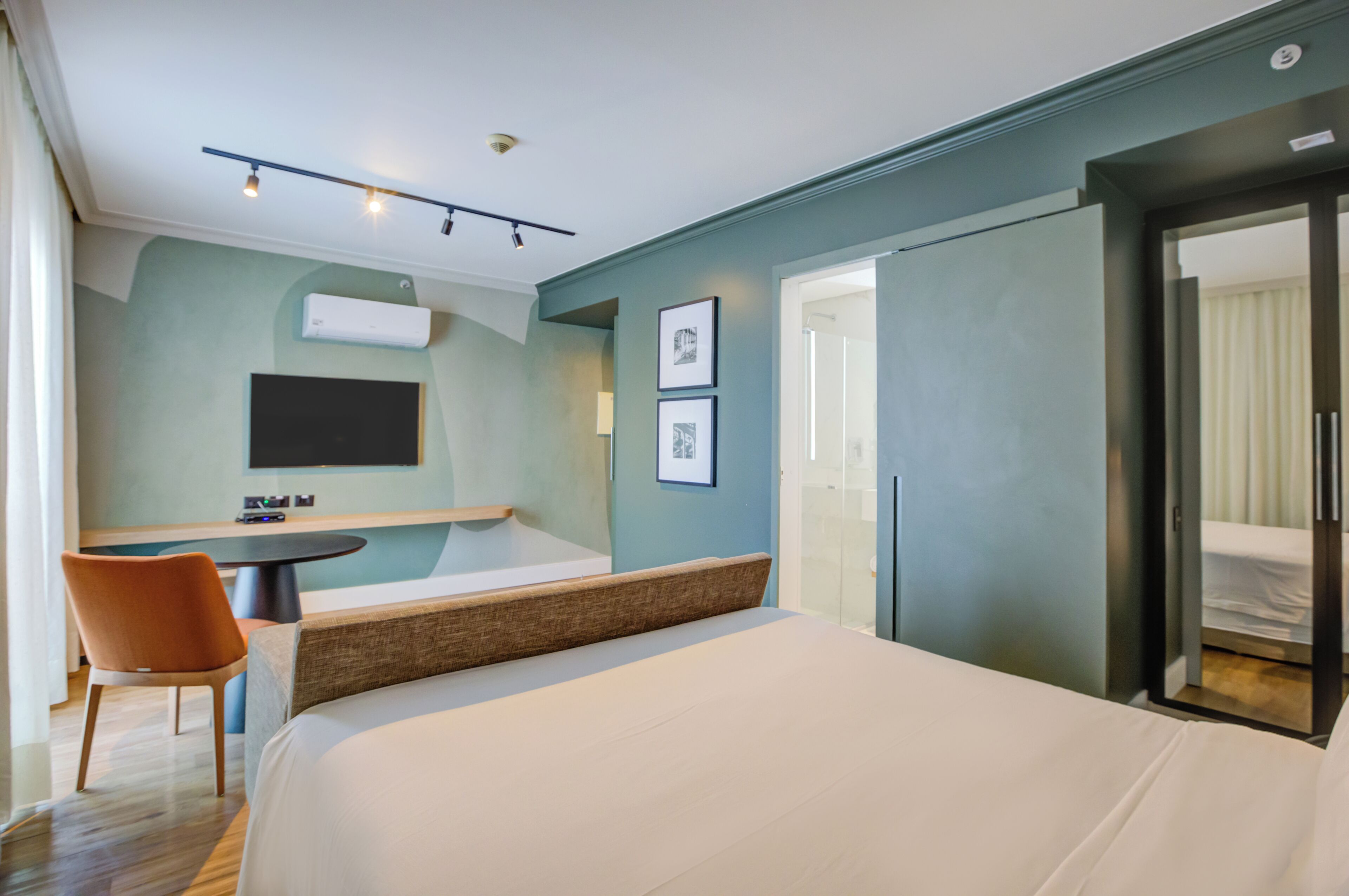 Quarto casal luxo | Frigobar, escrivaninha, quartos à prova de som