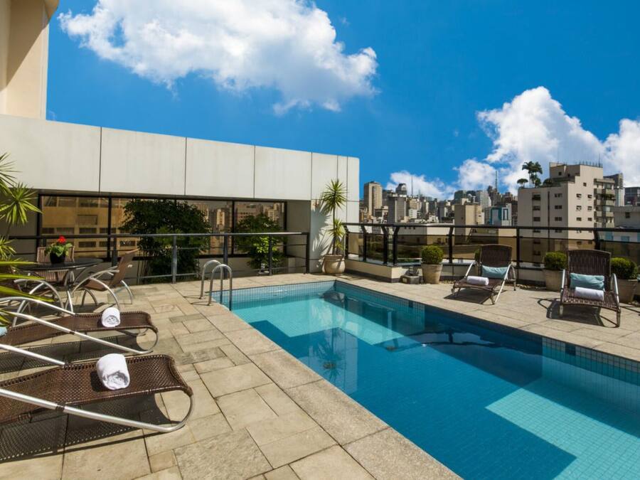 Una piscina al aire libre, tumbonas