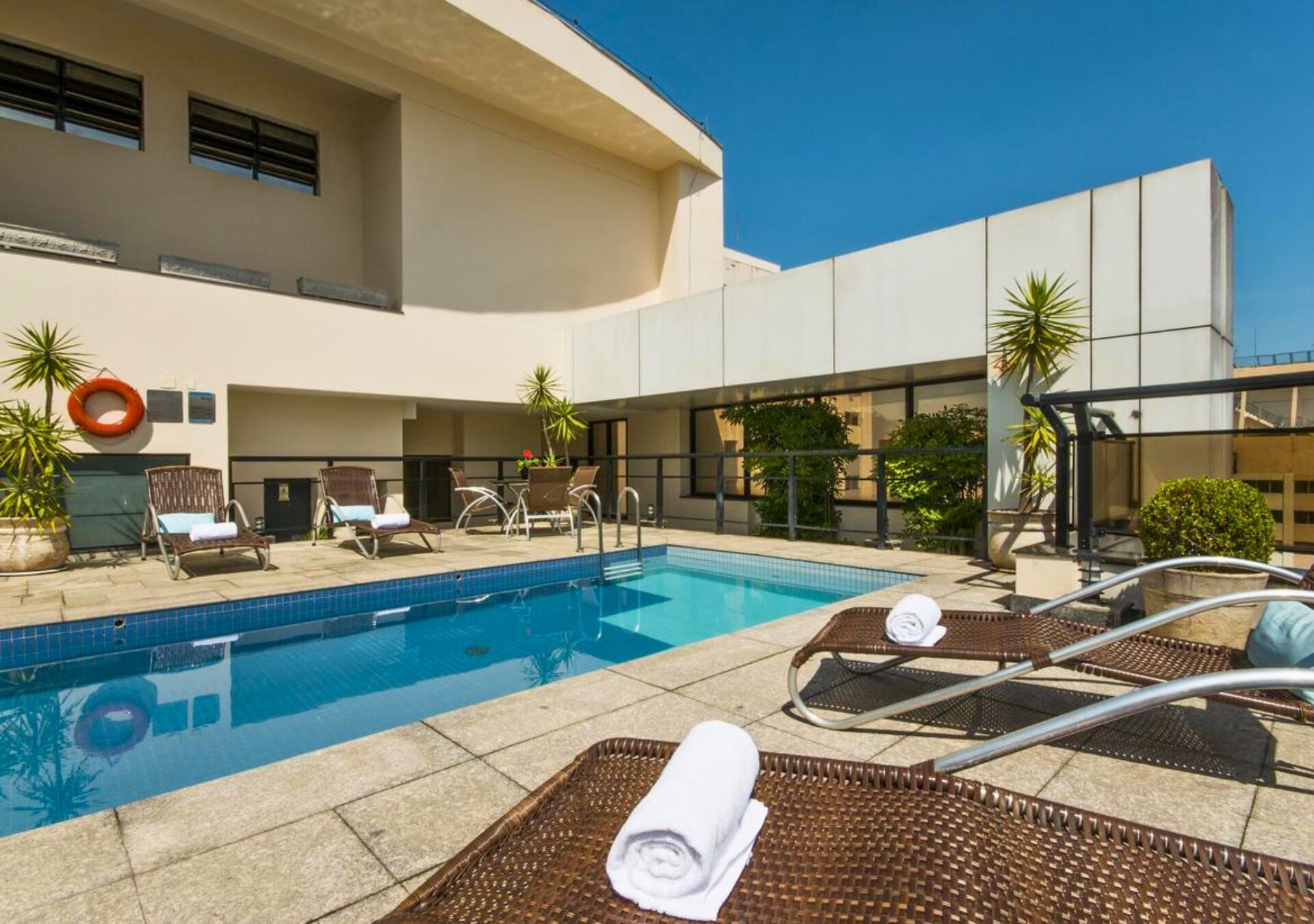 Una piscina al aire libre, tumbonas