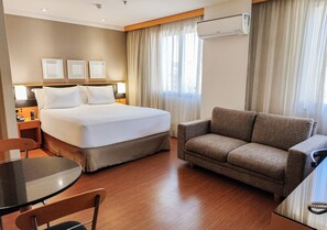 Minibar, värdeförvaringsskåp på rummet och skrivbord