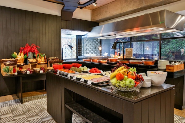 Café da manhã com buffet grátis todos os dias
