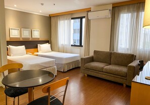 Standard tvåbäddsrum | Minibar, värdeförvaringsskåp på rummet och skrivbord