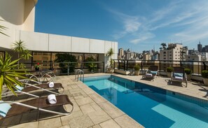 Outdoor pool, sun loungers - Transamerica Executive Jardins (São Paulo)
