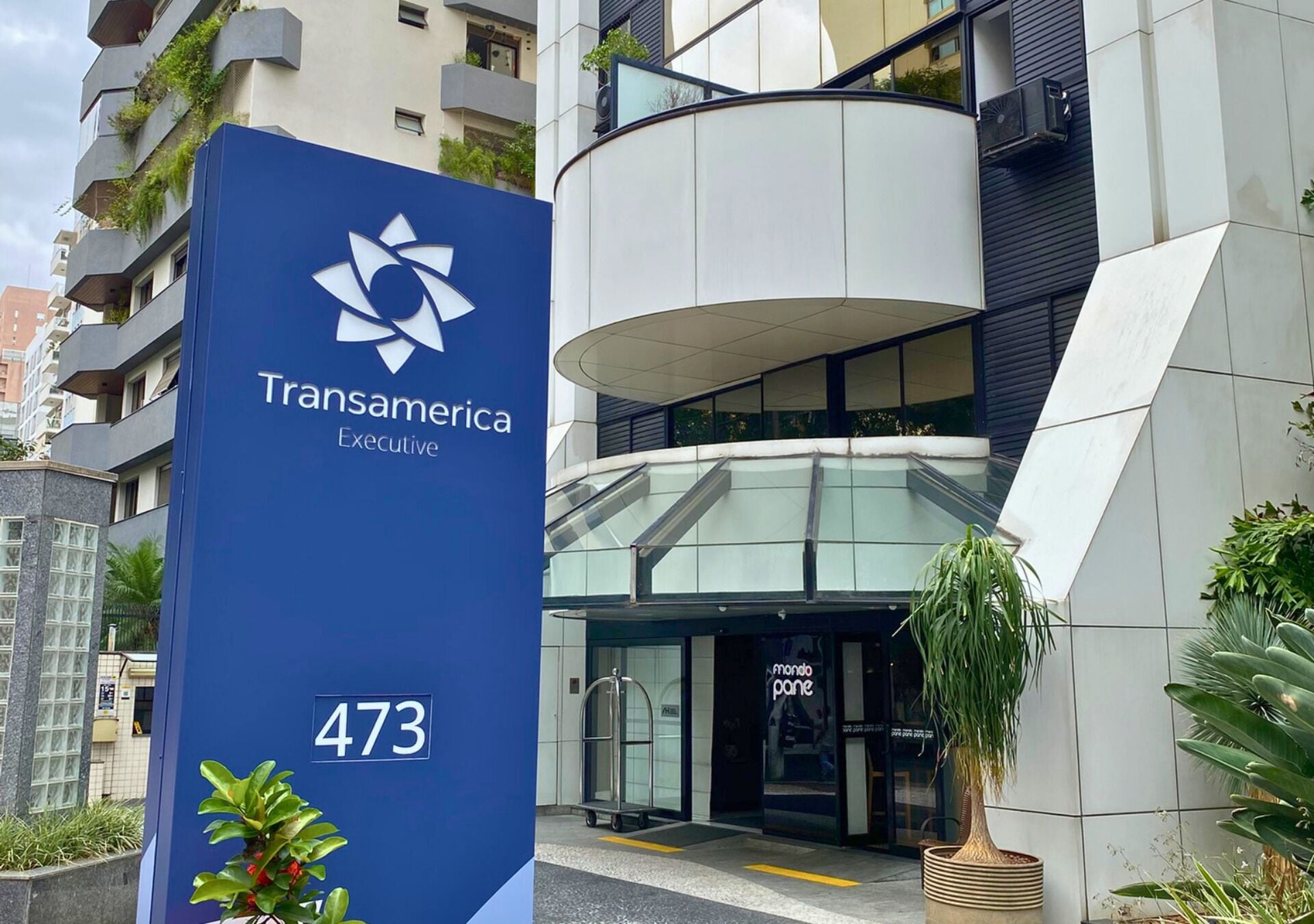 A building with a blue sign labeled 'Transamerica Executive 473.'