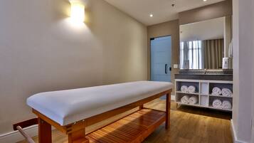 Relax in comfort with a bench for reading or unwinding, a mirror for personal grooming, and a door to explore further.
