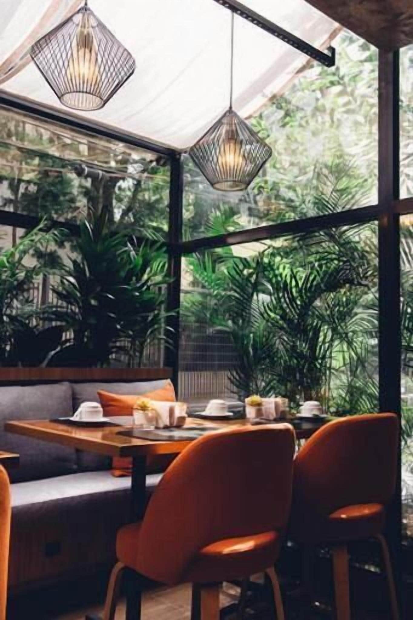 Breakfast, lunch and dinner served