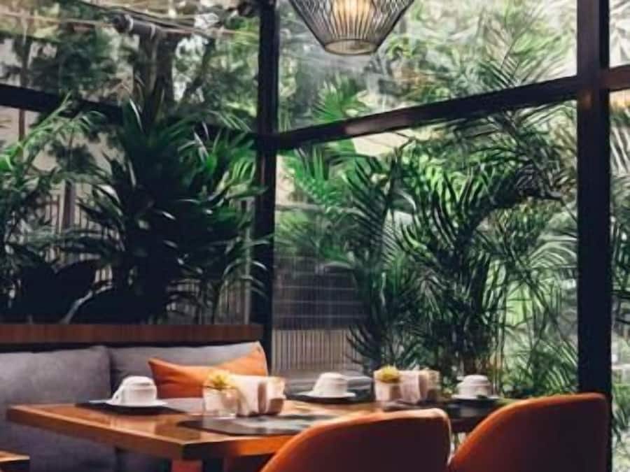 Breakfast, lunch and dinner served