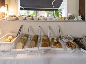含每日吃到飽自助式早餐