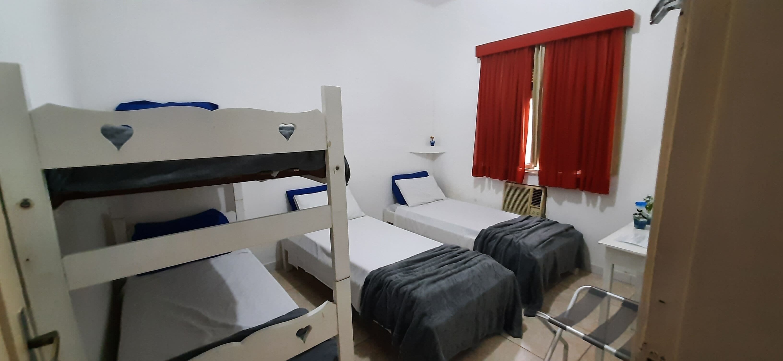 Habitación con 2 camas individuales, 2 camas individuales, baño compartido | Wifi gratis y ropa de cama 