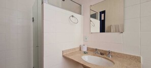 Shower, towels, soap, toilet paper - Copacabana Blue Hotel (Rio de Janeiro)