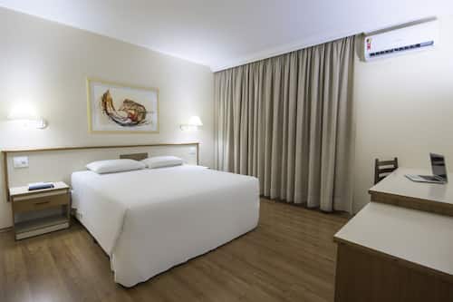 Habitación doble Deluxe | Minibar, caja de seguridad en la habitación, wifi gratis y ropa de cama