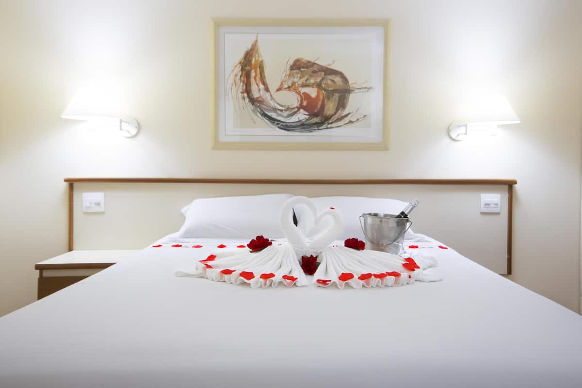 Minibar, in-room safe, WiFi (free), bed sheets