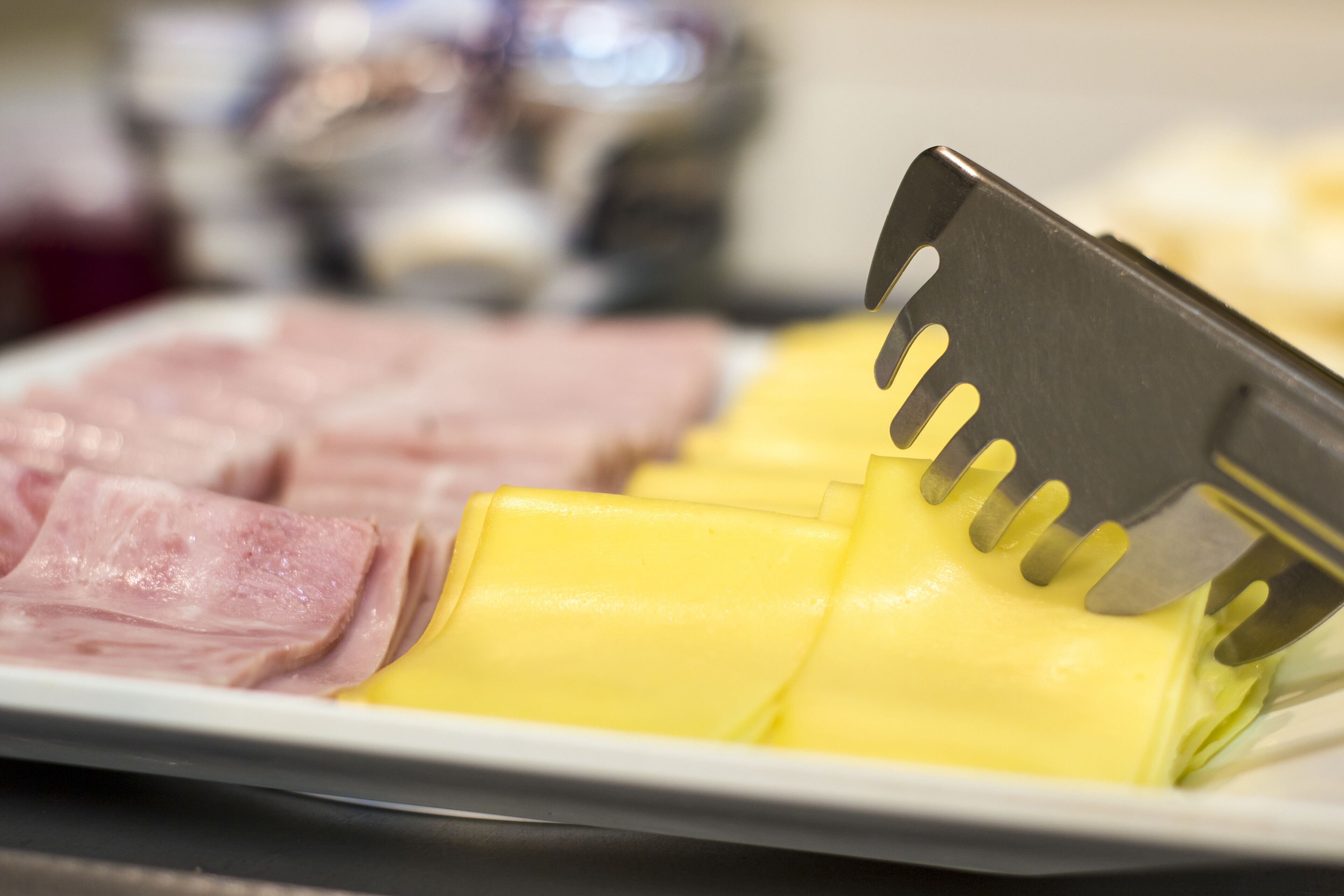 Un plato de jamón y queso en lonchas.