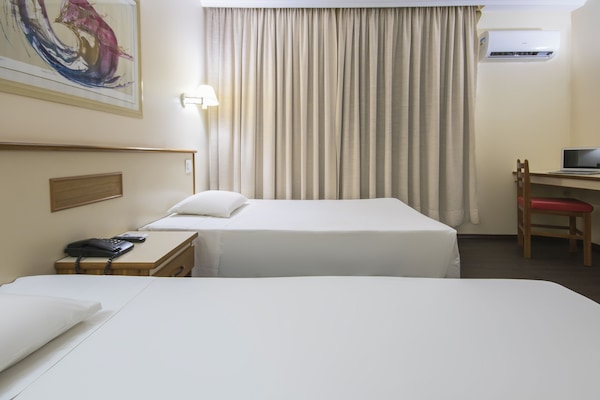 Habitación Deluxe con 2 camas individuales | Minibar, caja fuerte, wifi gratis y ropa de cama