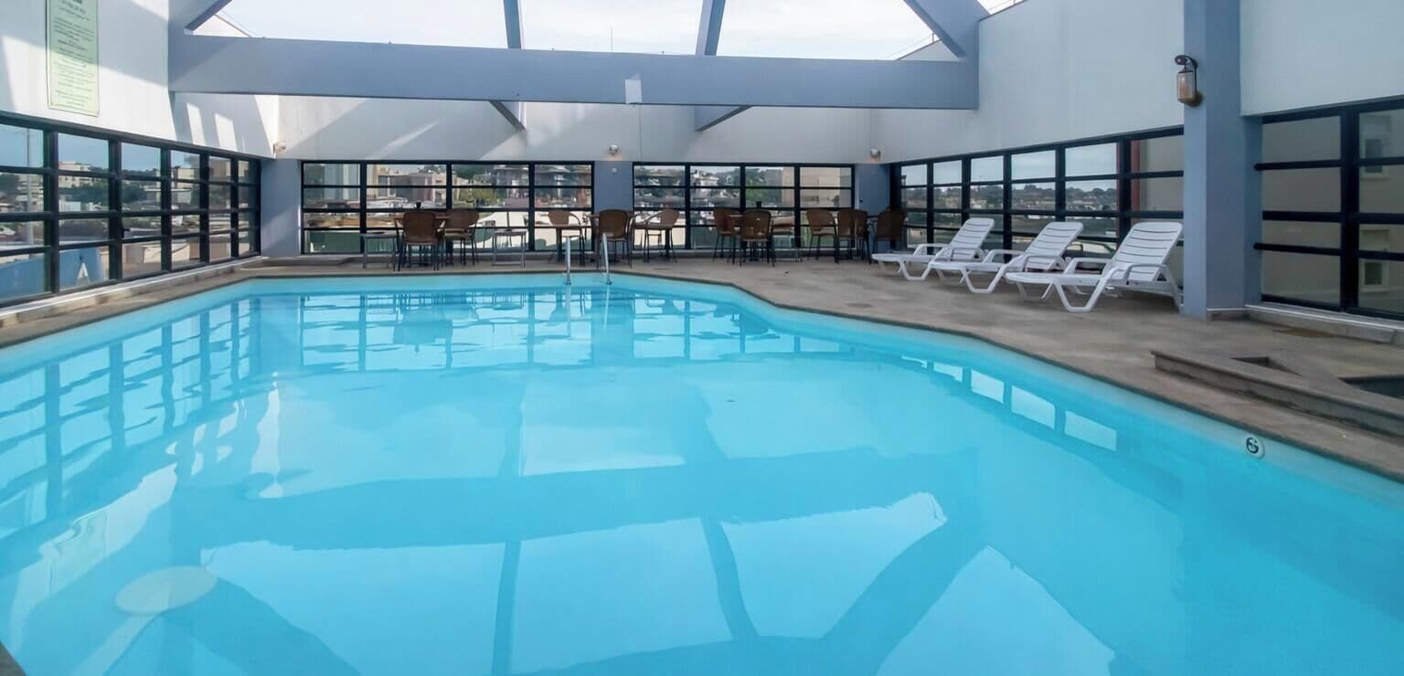 Piscine extérieure, chaises longues