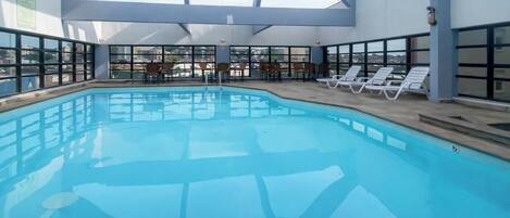 Piscine extérieure, chaises longues