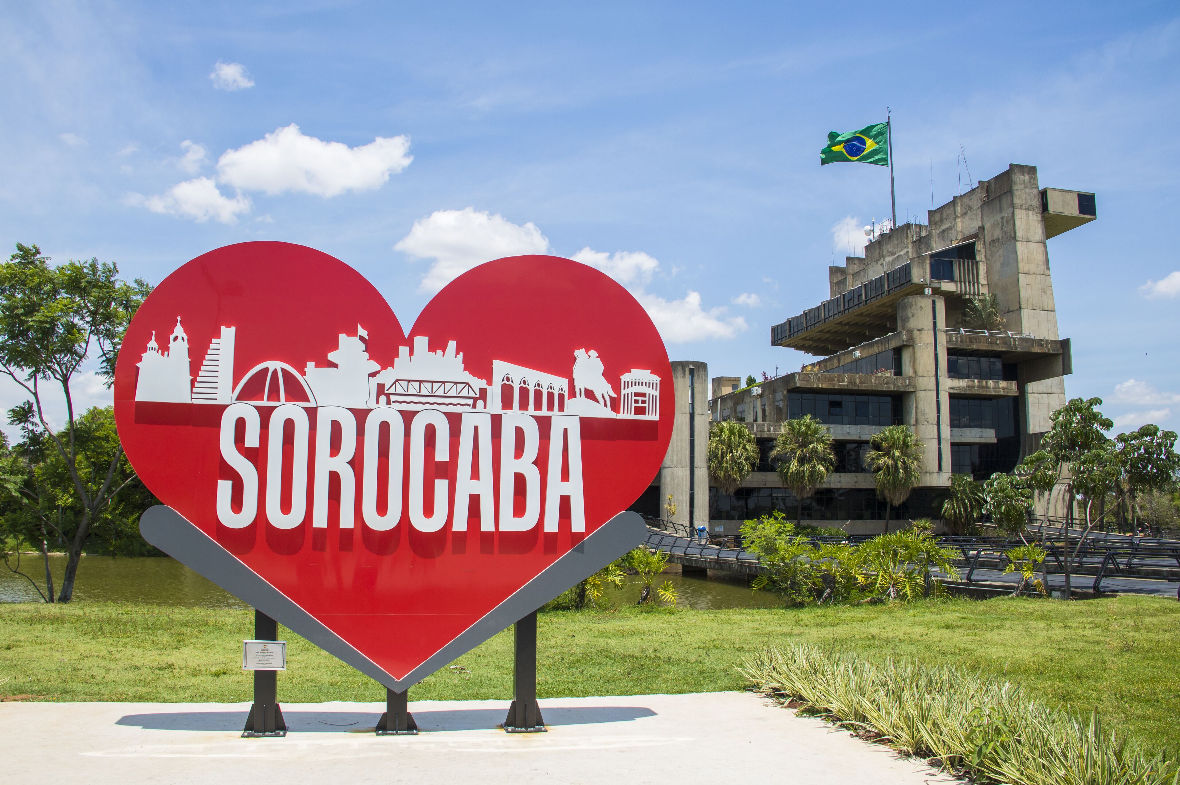 Un cartel con forma de corazón que muestra la palabra 'SOROCABA' y siluetas de puntos de referencia.