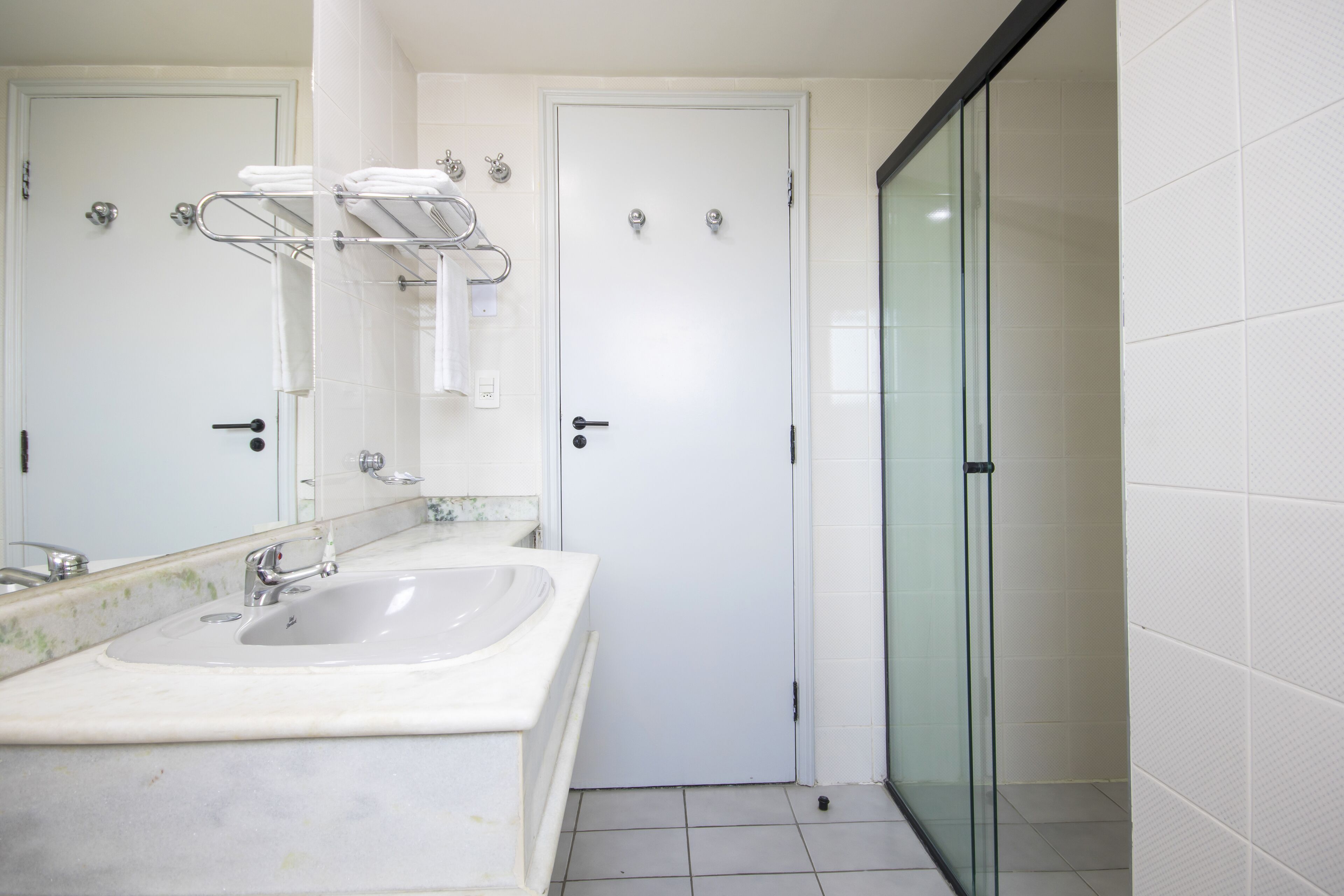 Shower, free toiletries, towels