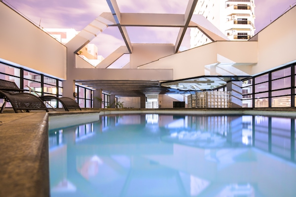 Piscina all'aperto, lettini