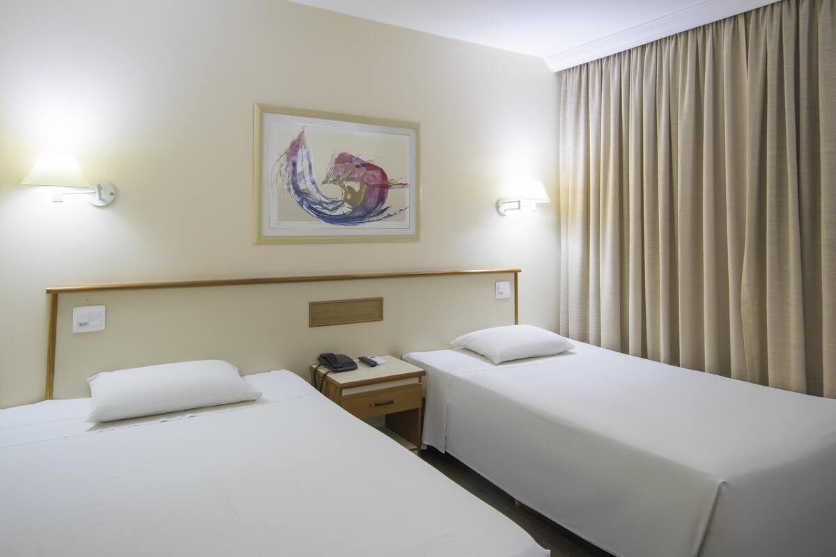 Minibar, in-room safe, WiFi (free), bed sheets