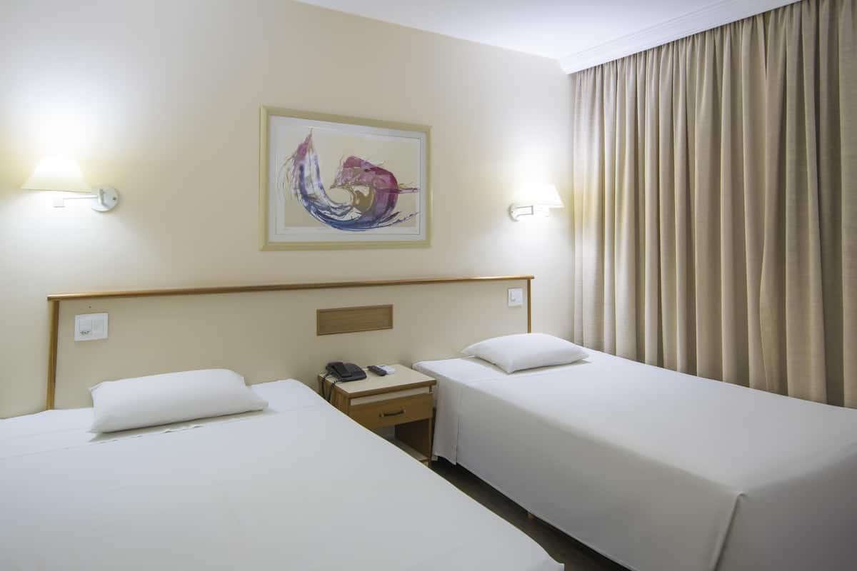 Minibar, caja de seguridad en la habitación, wifi gratis y ropa de cama