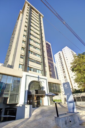 A tall building with a modern design, featuring a large entrance and a prominent sign. - Transamerica Executive Chácara Santo Antônio (São Paulo)