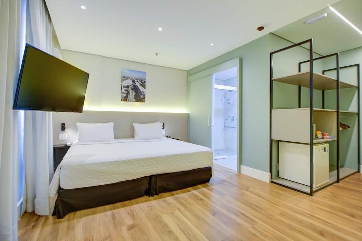 Minibar, coffres-forts dans les chambres, bureau