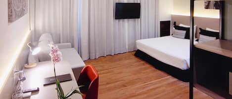 Estudio estÔndar, 1 cama matrimonial y sofÔ cama | Minibar, caja de seguridad en la habitación y escritorio